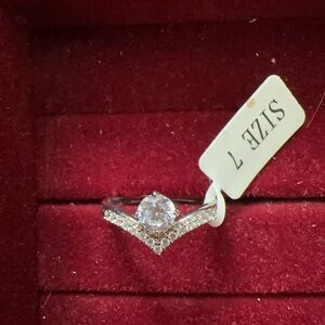 Size 7 V-Shape s925 Ring with Clear Stones